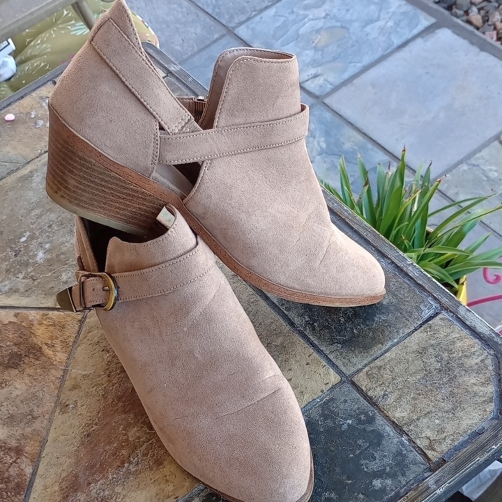 Time and Tru Women's Beige Flats